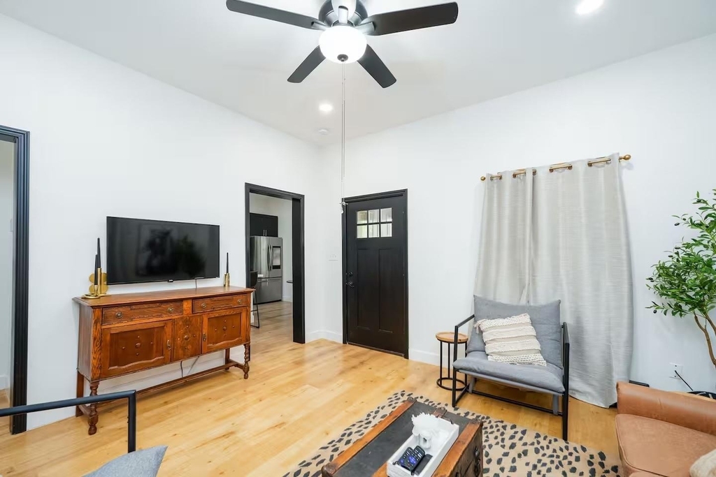 502 Dark Street - Photo 2