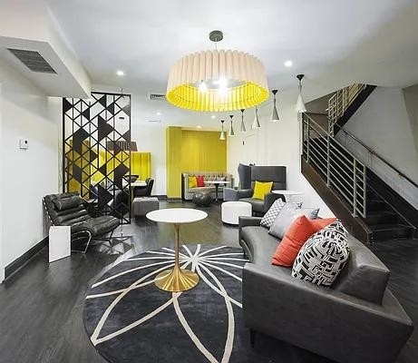 Hanover Square - Photo 3
