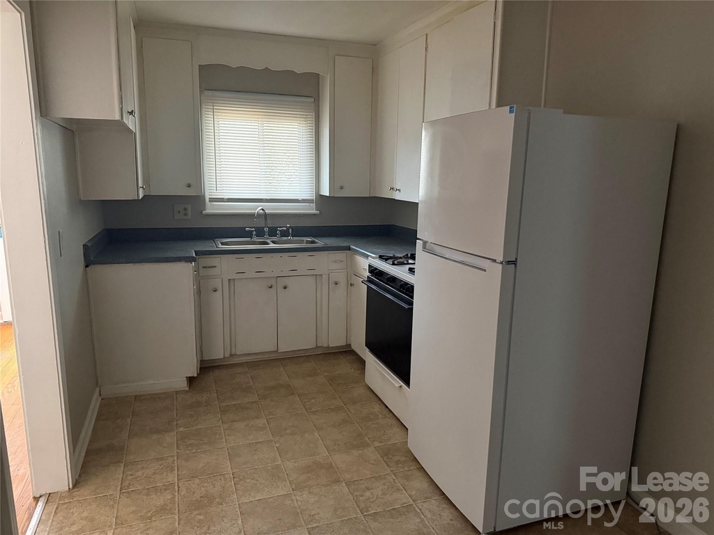 833 4th Avenue Sw - Photo 1