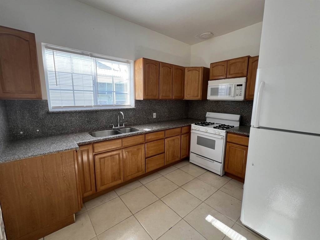 3244 Ellis St - Photo 3