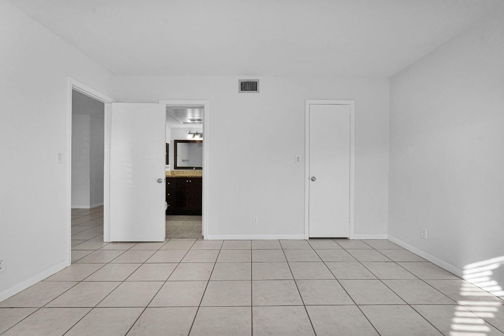 9 Ne 19th Court - Photo 10