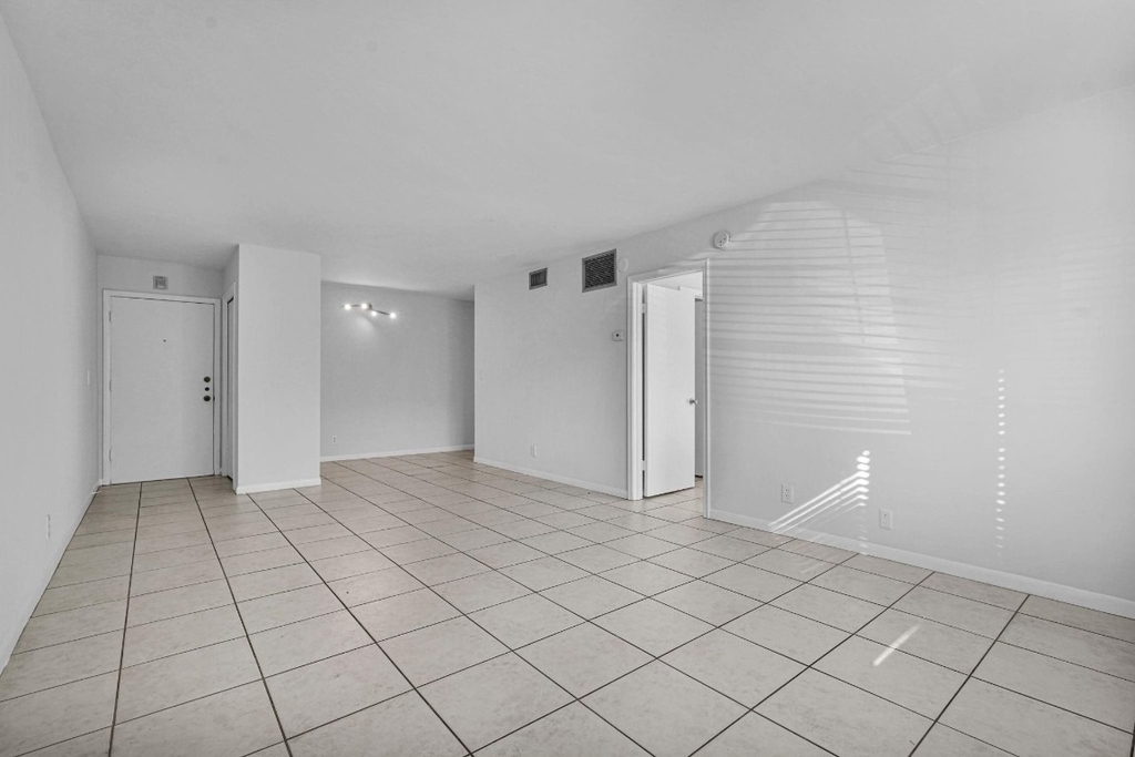 9 Ne 19th Court - Photo 2