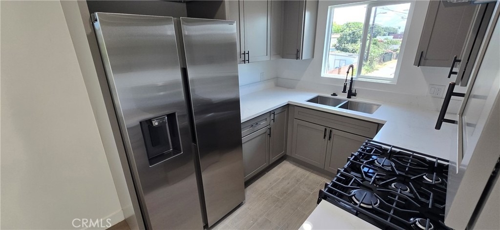 833 E 92nd - Photo 1