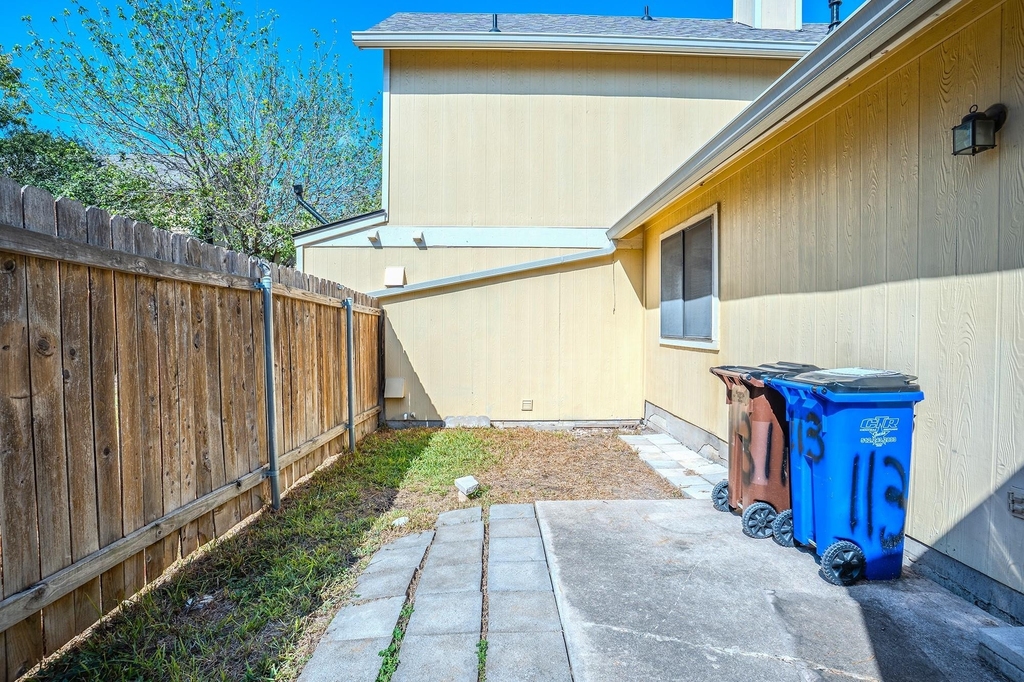 11901 Swearingen Dr - Photo 8