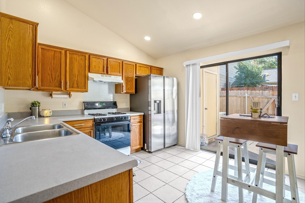 11901 Swearingen Dr - Photo 3