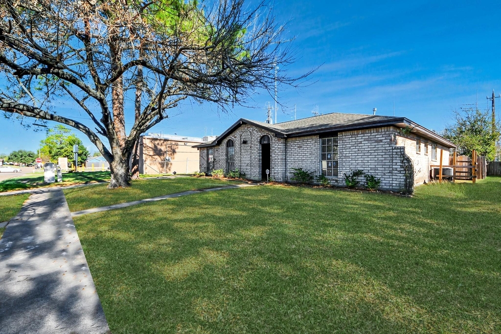 8011 La Roche Lane - Photo 4