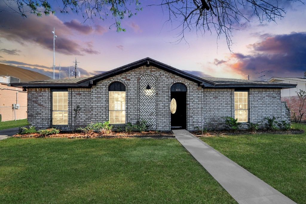 8011 La Roche Lane - Photo 0