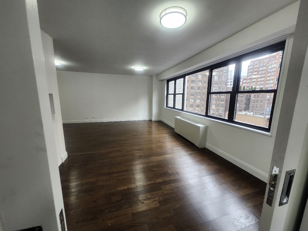 East 16th Street - Photo 14