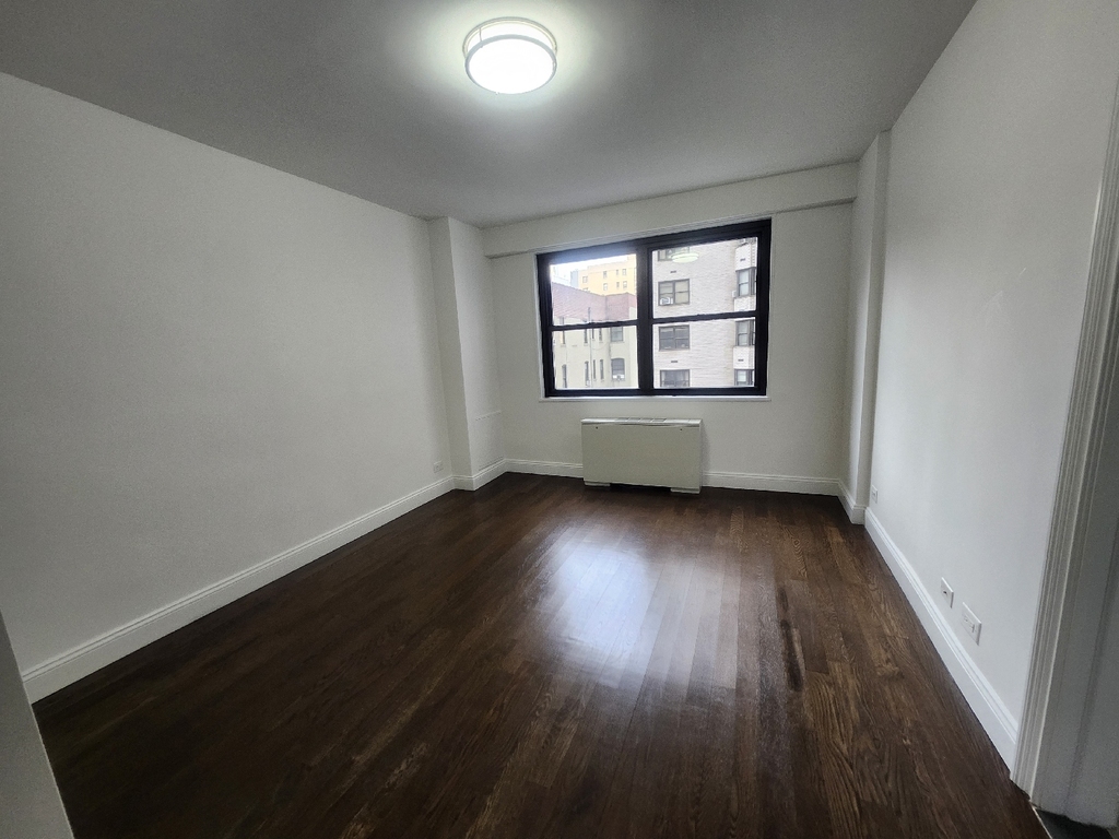 East 16th Street - Photo 7