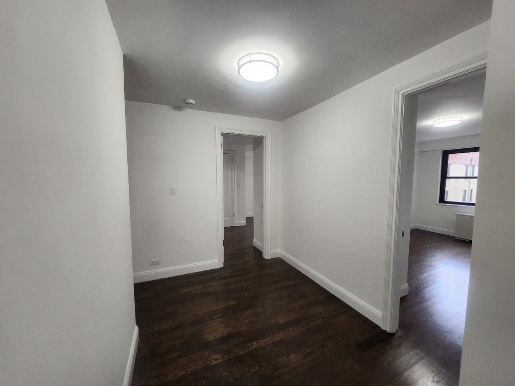 East 16th Street - Photo 6