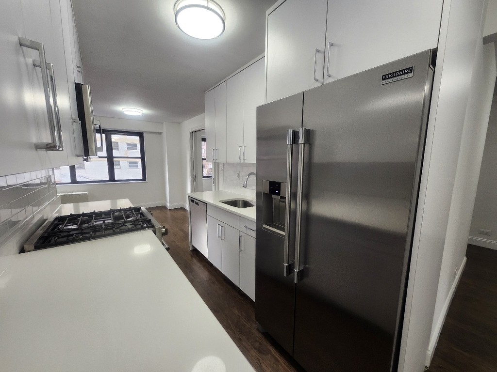 East 16th Street - Photo 4