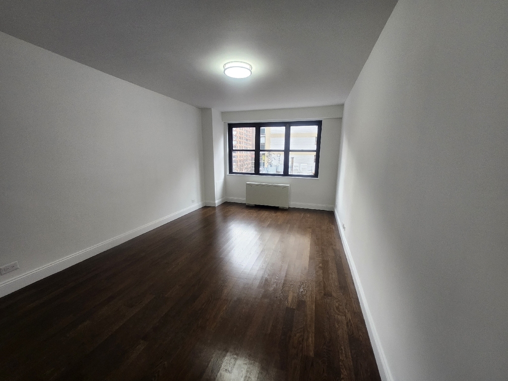 East 16th Street - Photo 15