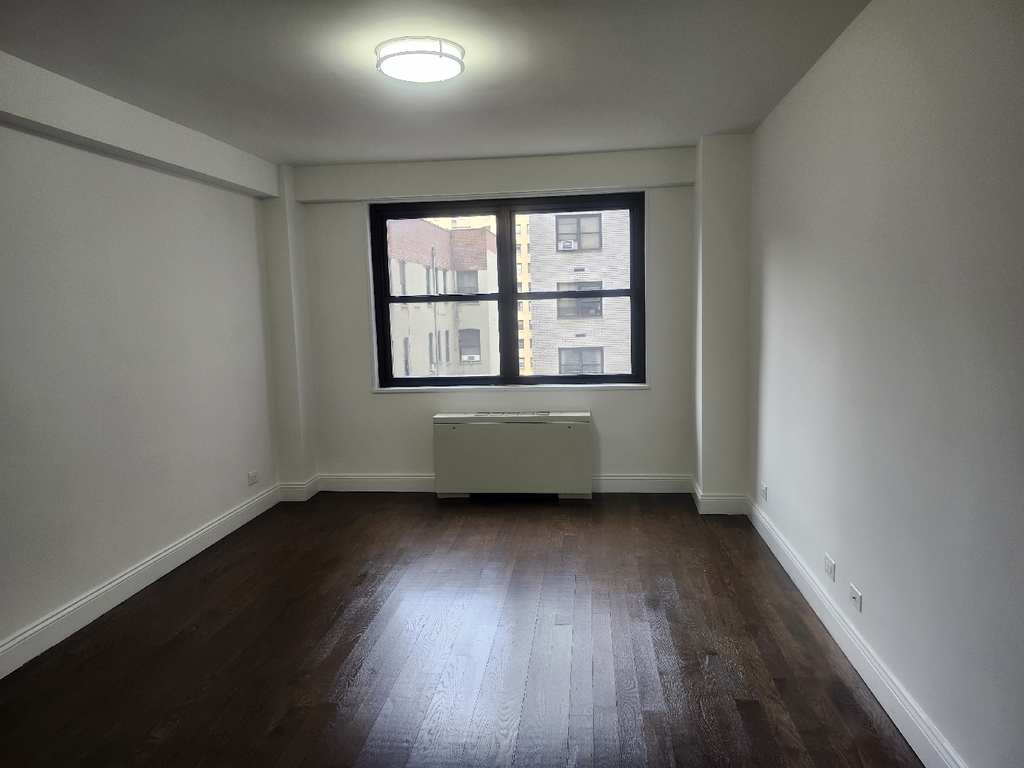 East 16th Street - Photo 9