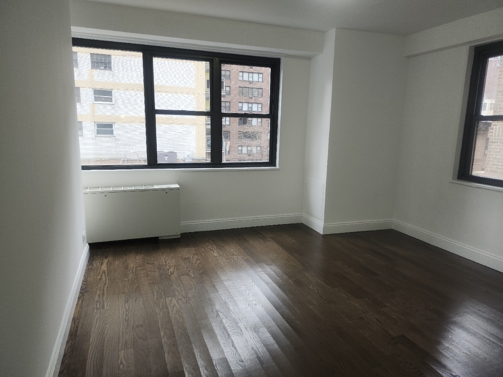 East 16th Street - Photo 11