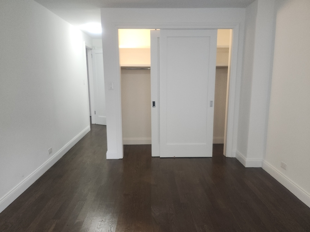 East 16th Street - Photo 16