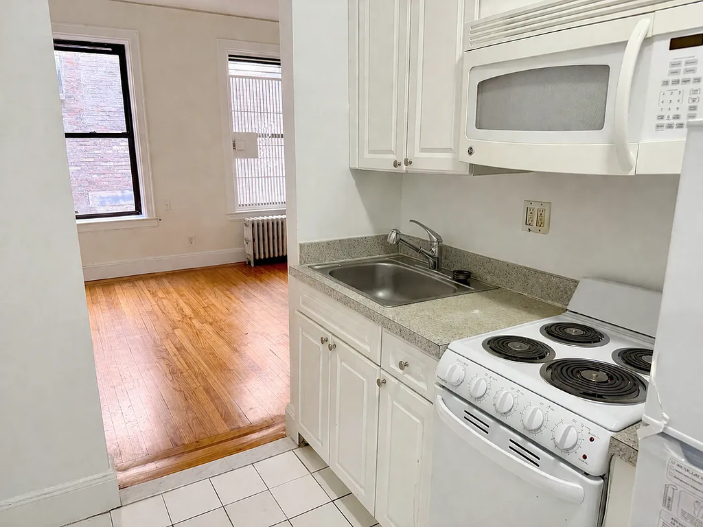 241 East 38th Street - Photo 3