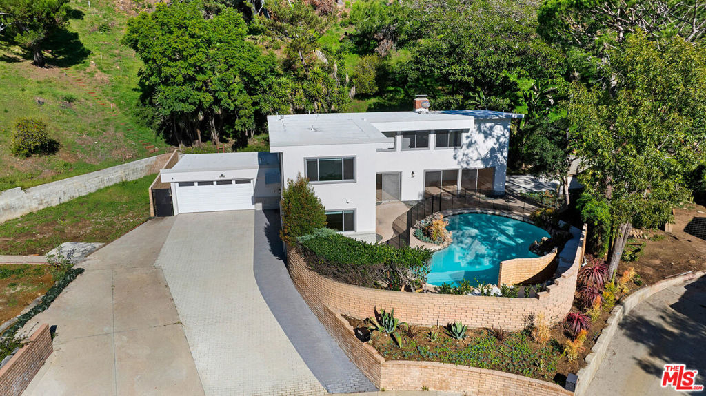 1054 Enchanted Way - Photo 0
