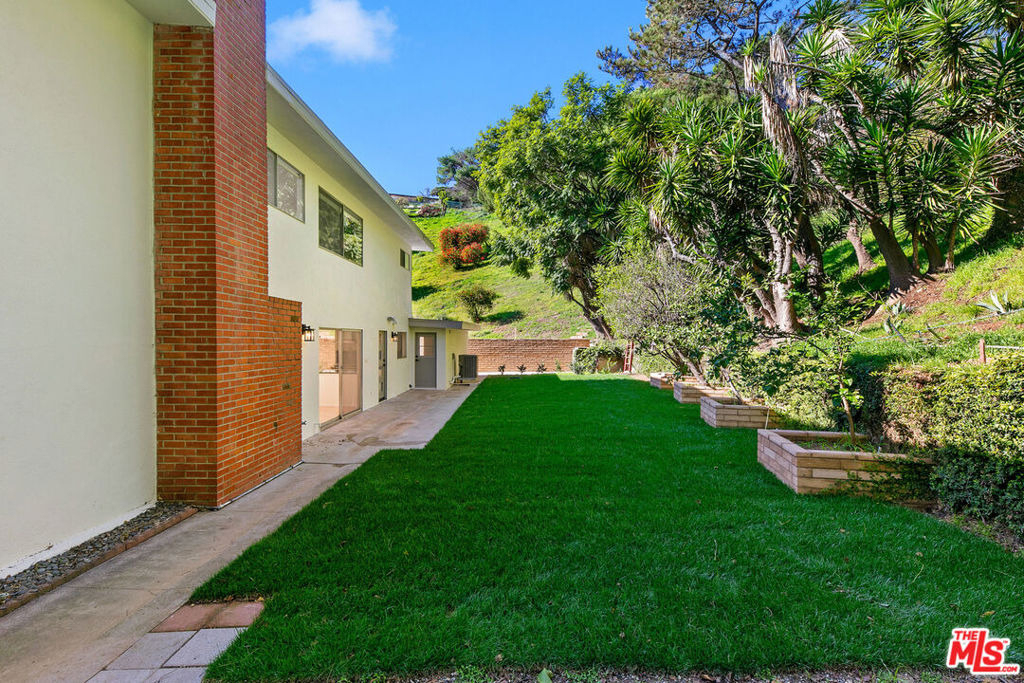 1054 Enchanted Way - Photo 32