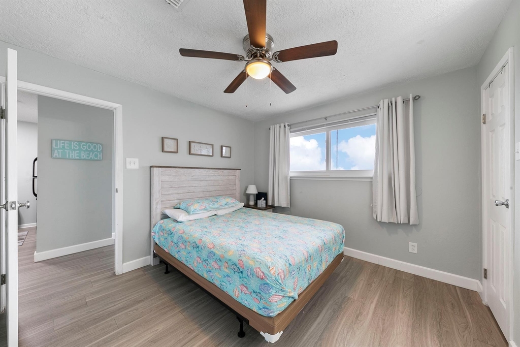 7600 Seawall Boulevard - Photo 18