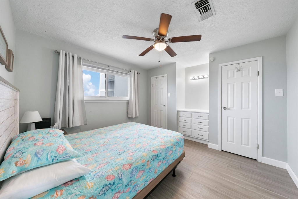 7600 Seawall Boulevard - Photo 17