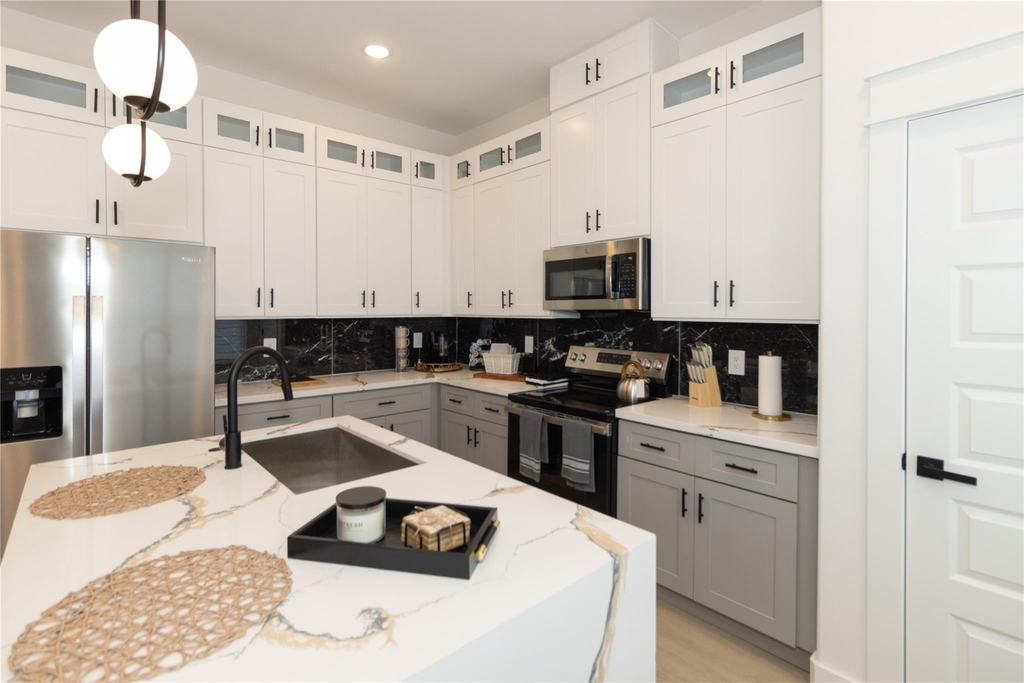 4902 Higgins Street - Photo 10