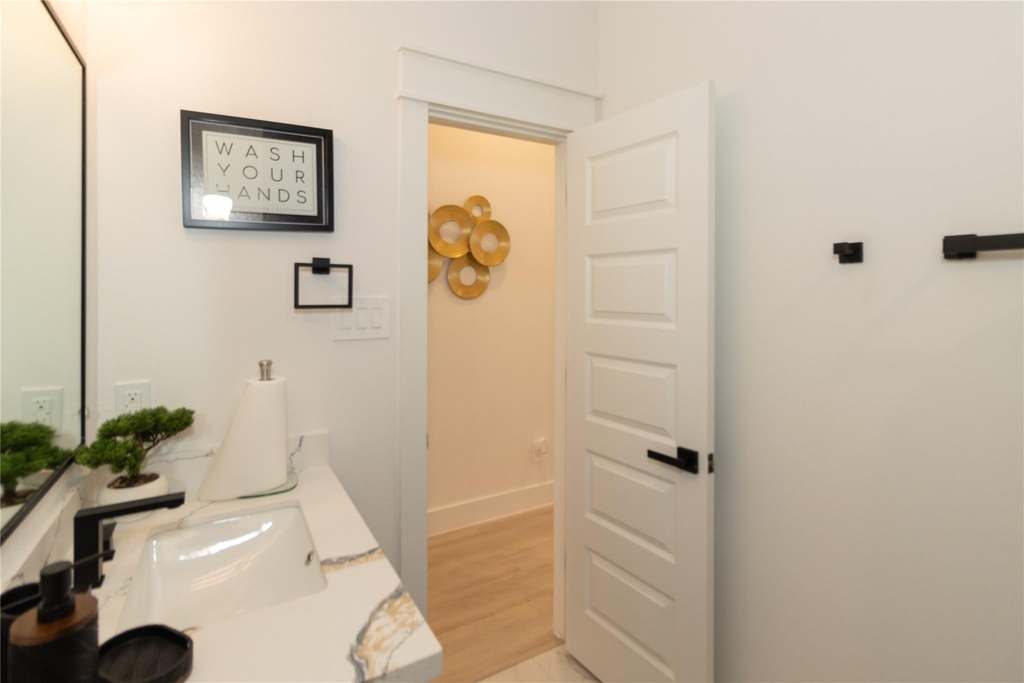 4902 Higgins Street - Photo 32