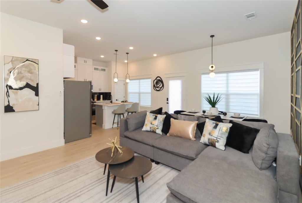 4902 Higgins Street - Photo 4