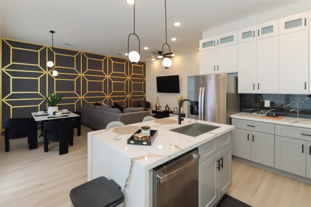 4902 Higgins Street - Photo 8