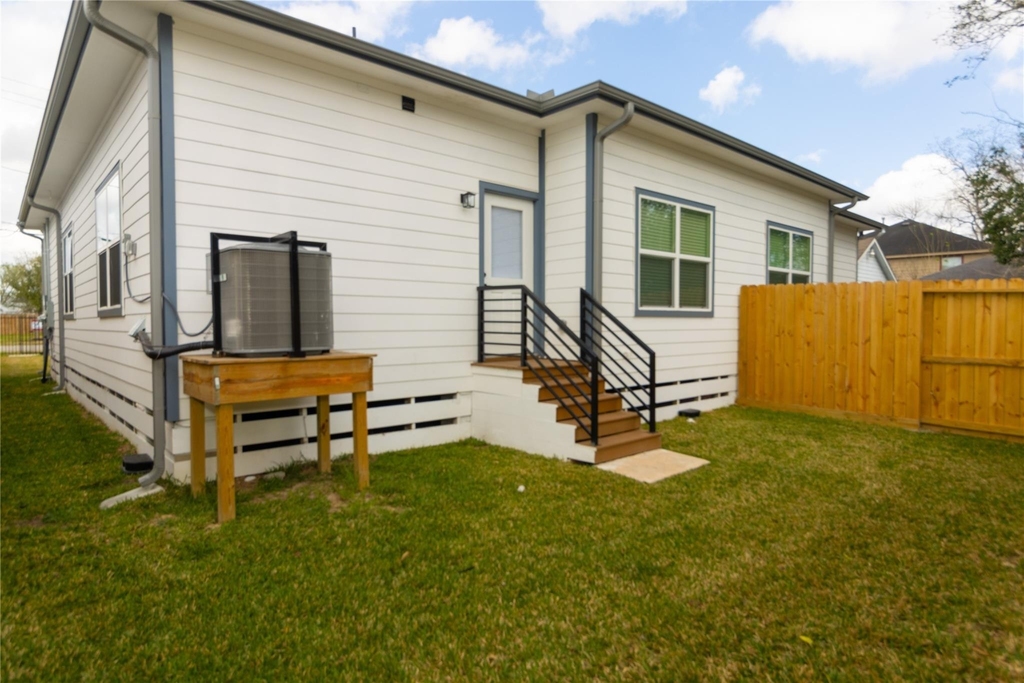 4902 Higgins Street - Photo 34