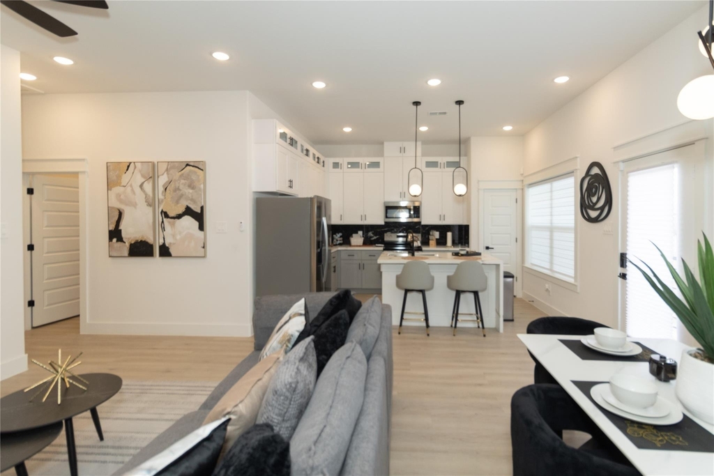 4902 Higgins Street - Photo 6