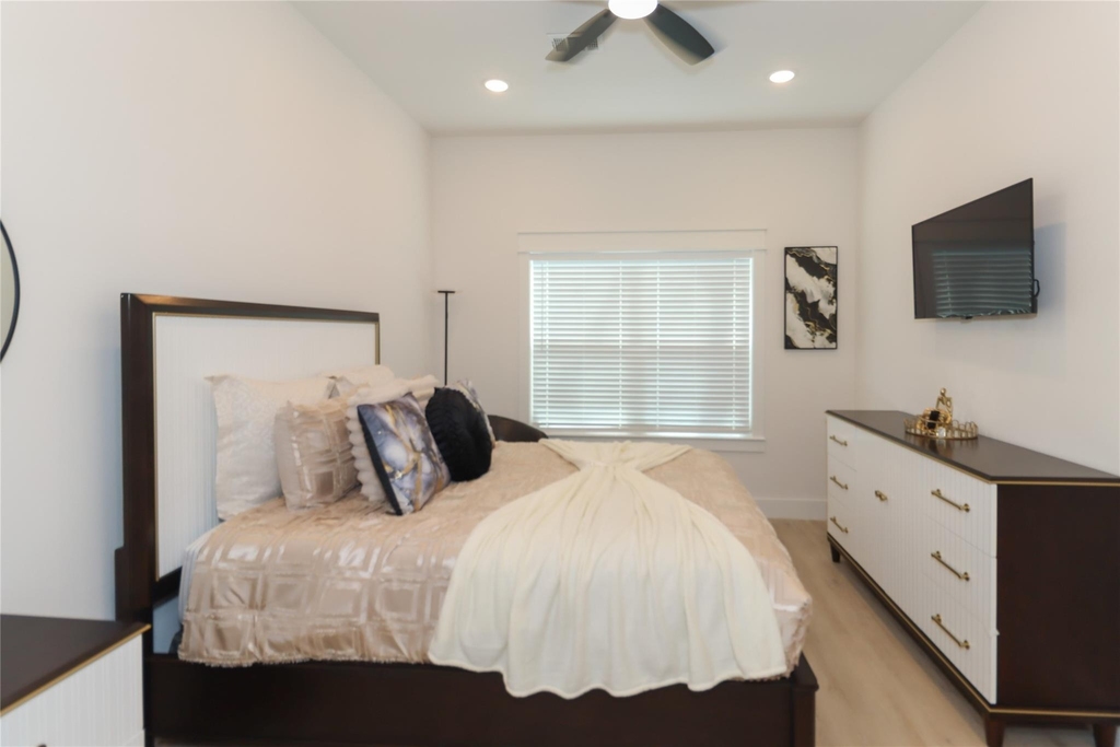 4902 Higgins Street - Photo 17