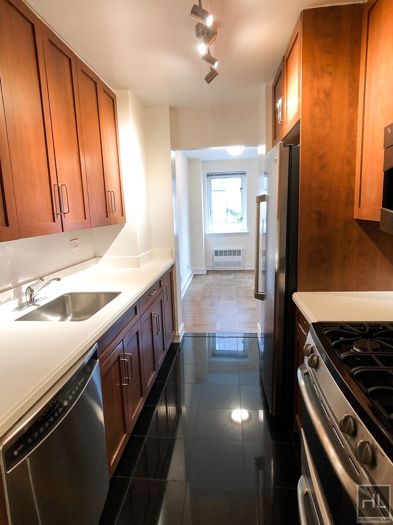 East 71st Street - Photo 4
