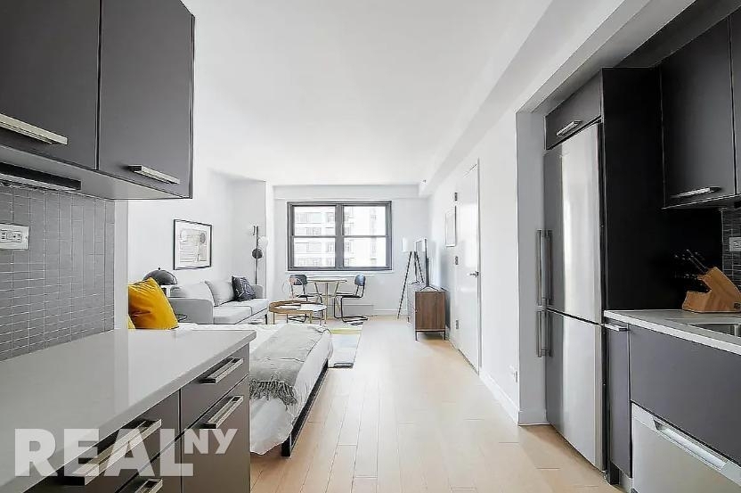 E 39th St - Photo 1