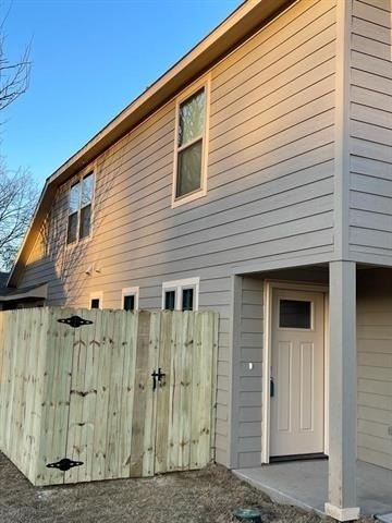 401 W Elm Street - Photo 2