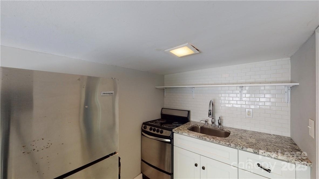 428 Hawthorne Lane - Photo 8