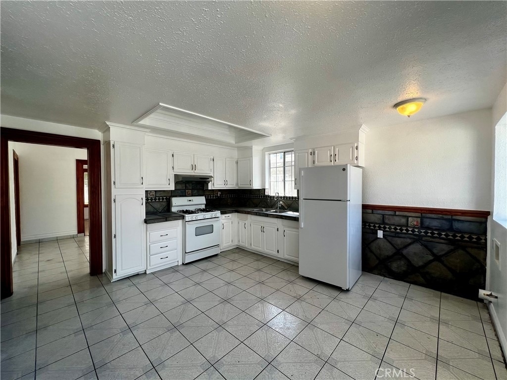 609 Camulos Street - Photo 8