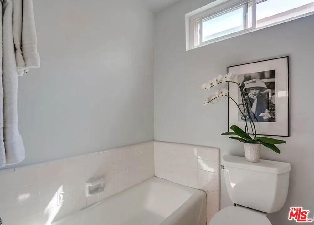 1233 N Flores Street - Photo 6