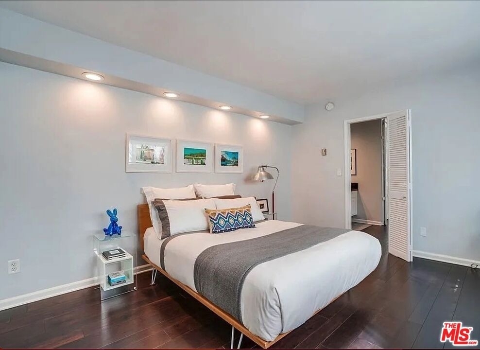 1233 N Flores Street - Photo 4