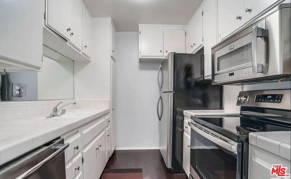 1233 N Flores Street - Photo 7