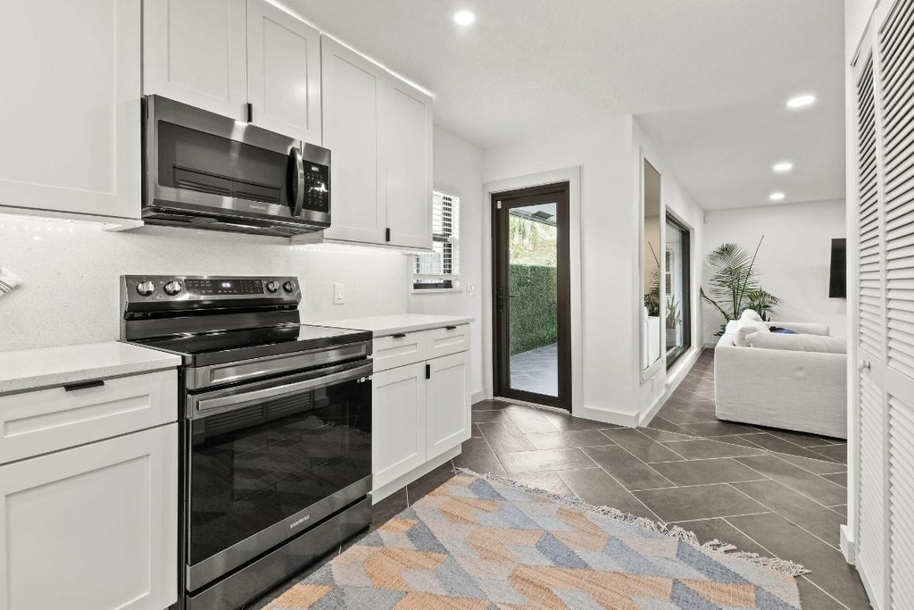 630 Ne 15th Place - Photo 11