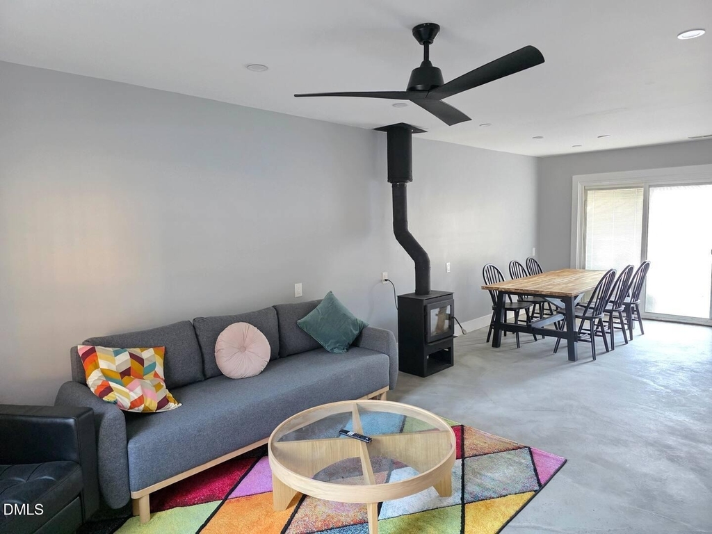 114 Chaucer Court - Photo 2