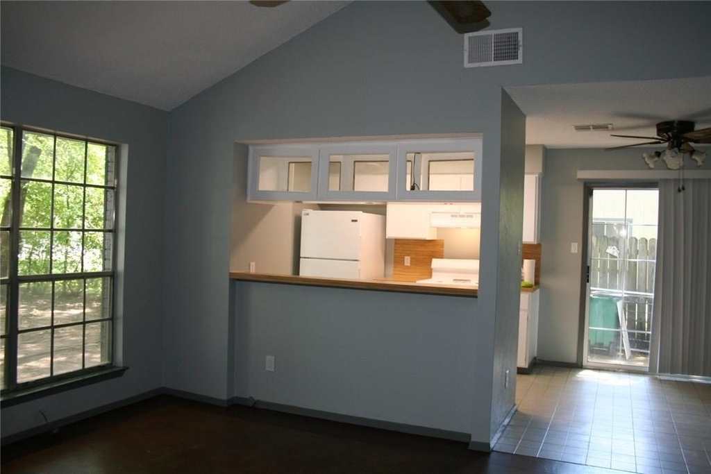 103 Cloudview Dr - Photo 2