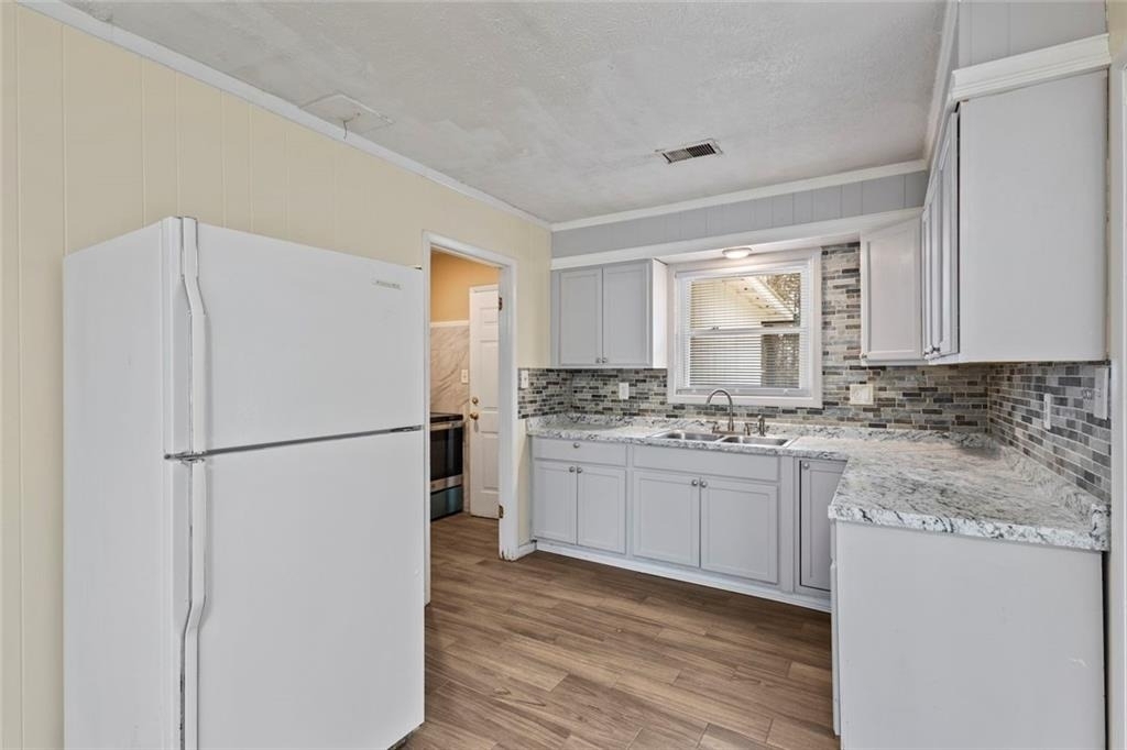 1201 Shoreham Drive - Photo 2
