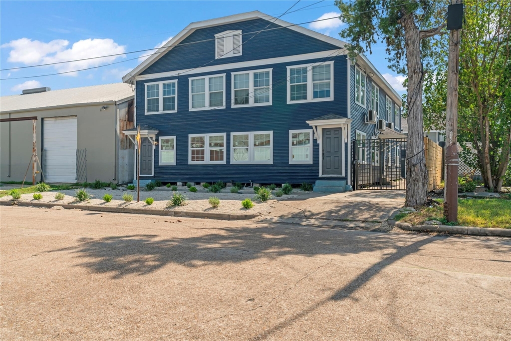 305 Roberts Street - Photo 0