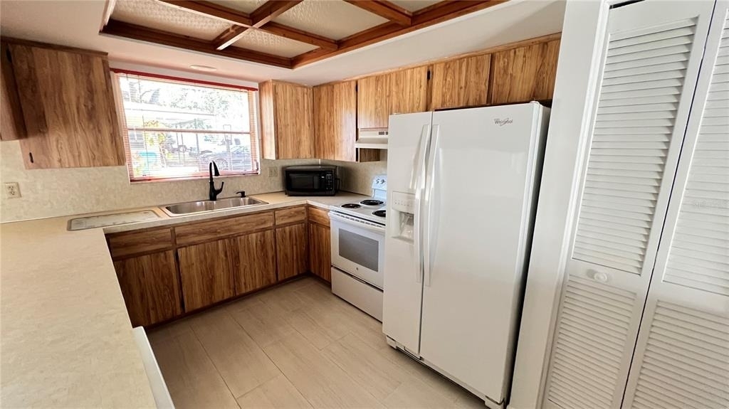 10548 86th Avenue N - Photo 7
