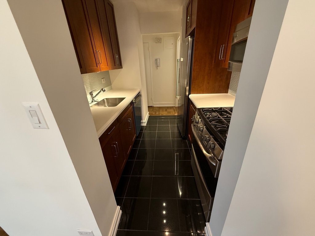 East 71st Street - Photo 4