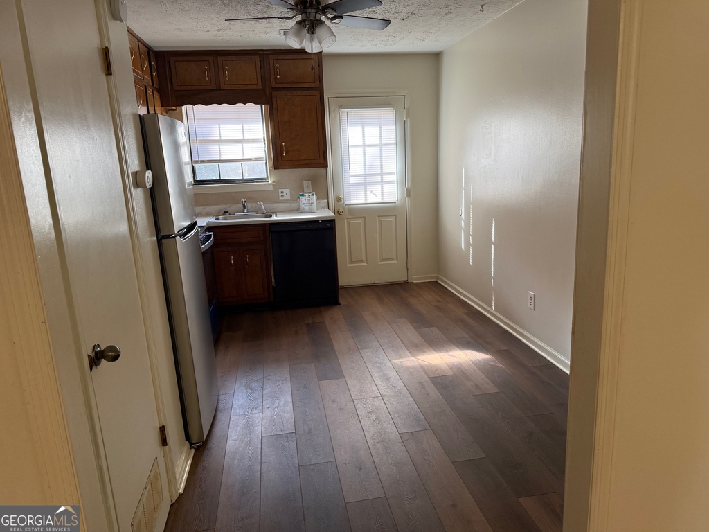 1085 Eastview Road Ne - Photo 2