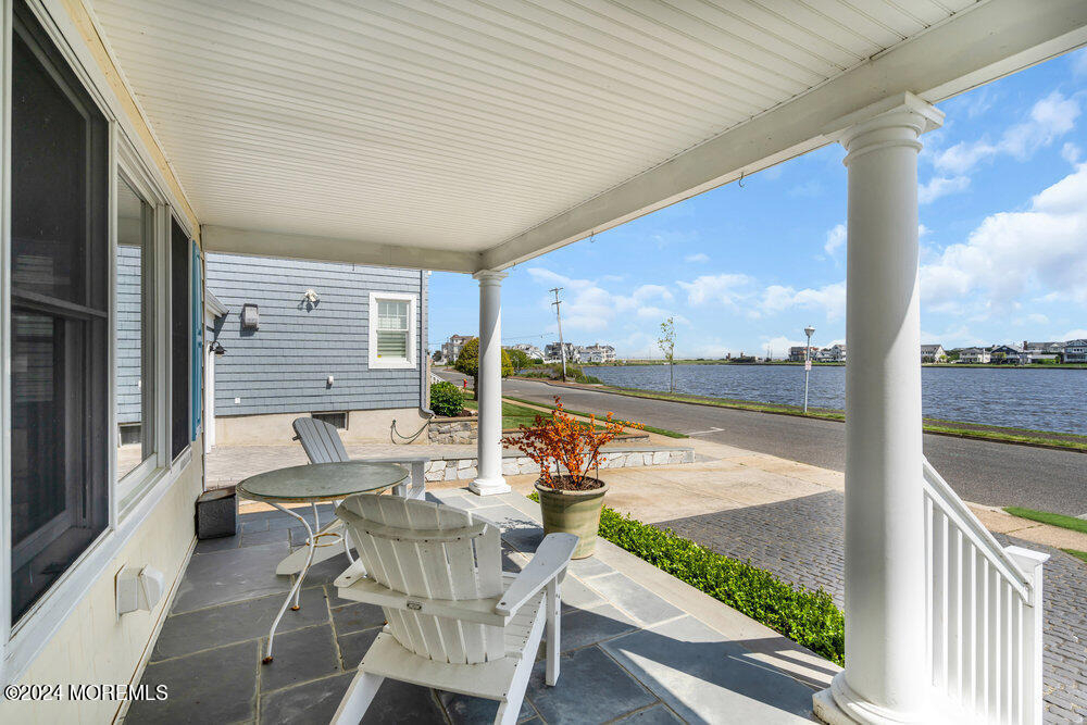 305 North Boulevard - Photo 2
