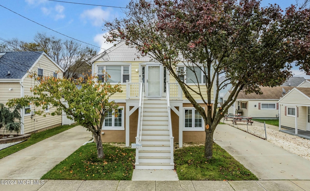 212 Randall Avenue - Photo 0