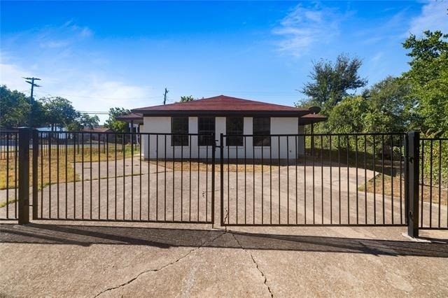 2540 Avenue H - Photo 2
